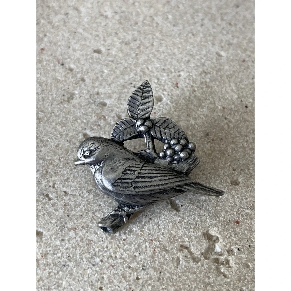 Birds & Blooms‎ 2002 Silver Tone Bird Berry Branch Brooch Pin Nature Wildlife